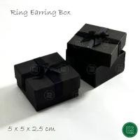 ราคา กล่องแหวน กล่องใส่ต่างหู กล่องจั่วปัง กล่องใส่เครื่องประดับ ใส่ แหวนทอง แหวนเพชร กล่องของขวัญใส่แหวน เพิ่มความประทับใจ สีดำ 5x5x2.5cm (1729731225472174665)