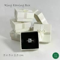 ราคา กล่องแหวน กล่องใส่ต่างหู กล่องจั่วปัง กล่องใส่เครื่องประดับ ใส่ แหวนทอง แหวนเพชร กล่องของขวัญใส่แหวน เพิ่มความประทับใจ สีครีม 5x5x2.5cm (1729725482973235785)