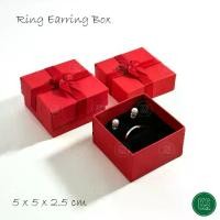 ราคา กล่องแหวน กล่องใส่ต่างหู กล่องจั่วปัง กล่องใส่เครื่องประดับ ใส่ แหวนทอง แหวนเพชร กล่องของขวัญใส่แหวน เพิ่มความประทับใจ สีแดง 5x5x2.5cm (1729727625006320201)