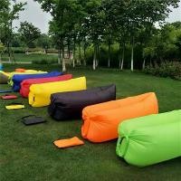 ราคา โซฟาเป่าลมขี้เกียจ ชุดสองชิ้น เหมาะสำหรับเทศกาลดนตรี วันหยุดกลางแจ้ง แคมป์ปิ้ง ถุงนอน ชายหาด โซฟาเป่าลม พับเก็บได้ และพกพาได้ พร้อมที่นอนเป่าลม (1731734874670794291)