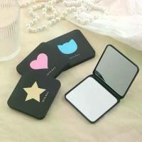 ราคา กระจกแต่งหน้า พับได้ ทรงสี่เหลี่ยมมินิ โต๊ะเครื่องแป้ง กระจกมือแบบพกพา กระจกขนาดกะทัดรัดสองด้าน กระจกเครื่องสำอางแบบพกพา ขนาดพกพา (1731447448407673721)