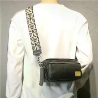 ราคา กระเป๋าสะพายไหล่, แฟชั่นสตริปแบนสีดำและสีขาว, กระเป๋าสะพายข้างผู้ชายลำลอง, ที่วางโทรศัพท์, เหมาะสำหรับกระเป๋าเป้สะพายหลัง, กระเป๋าผู้ชายลาย (1732240992251644026)