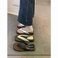 ราคา รองเท้าแตะส้นเตารีด พื้นหนา สำหรับผู้หญิง ชุดฤดูร้อน กลางแจ้ง สไตล์ใหม่ รองเท้าแตะนิ้วเท้าระดับไฮเอนด์ รองเท้าแตะชายหาดเข้าชุดกัน รองเท้า ลูกเสือ ครู ผู้หญิง (1731831411521193980)