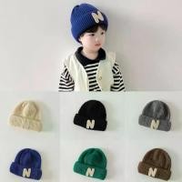 ราคา (พร้อมส่ง) หมวกไหมพรมเด็ก 5เดือน-4ปี รอบหัว:44-54 cm. หมวกไหมพรมพับขอบ หมวกไหมพรมถัก ติดฟอนต์อักษร ( N ) หมวกบีนนี่ หมวกถัก หมวกเด็กกันหนาว หมวกแฟชั่นเด็ก หมวกแฟชั่นฤดูหนาว หมวกเ (1729558549805631691)