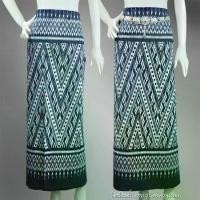 ราคา ผ้าถุง ผ้าถุงลิซ่า ผ้าถุงสำเร็จ ผ้าฝ้ายแท้ ย้อมม่อฮ่อม พิมพ์ลาย ต่อหัวขาว เนื้อผ้าอย่างดี มีสายมัด (1729774948801612143)