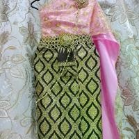 ราคา 199฿.สีชมพู ย้ำฟรีไซร์เด็กแต่ละคนใส่ออกมาความยาวไม่เท่ากัน ผ้าถุง+สไบ 3-5ปีปี14-20กก. สะโพก29นิ้ว ผ้ายาว18.5นิ้ว อกยืดได้32นิัว สไบกว้าง11นิ้ว (ไม่รวมเครื่องประดับ) (1729576587424271097)