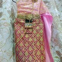 ราคา 199฿.สีชมพู ย้ำฟรีไซร์เด็กแต่ละคนใส่ออกมาความยาวไม่เท่ากัน ผ้าถุง+สไบ 3-5ปีปี14-20กก. สะโพก29นิ้ว ผ้ายาว18.5นิ้ว อกยืดได้32นิัว สไบกว้าง11นิ้ว (ไม่รวมเครื่องประดับ) (1729576586613263097)