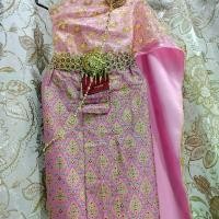 ราคา 199฿.สีชมพู ย้ำฟรีไซร์เด็กแต่ละคนใส่ออกมาความยาวไม่เท่ากัน ผ้าถุง+สไบ 3-5ปีปี14-20กก. สะโพก29นิ้ว ผ้ายาว18.5นิ้ว อกยืดได้32นิัว สไบกว้าง11นิ้ว (ไม่รวมเครื่องประดับ) (1729576586582919929)