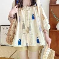 ราคา เสื้อผ้าผู้หญิงไซส์ใหญ่ แฟชั่น เสื้อเชิ้ตผู้หญิงไซส์ใหญ่สวยๆ ทรงหลวม คอวี แขนเจ็ดส่วน พิมพ์ลายหมีและกราฟฟิตี้ เสื้อเชิ้ตผู้หญิง เสื้อคลุมท้องหลวมๆ มาใหม่ (1731278078867899808)
