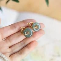 ราคา ต่างหูหยก ธรรมชาติบริสุทธิ์ สไตล์จีนใหม่ หัวเข็มขัดหู หยก หินเขี้ยวหมู หัวเข็มขัดสันติภาพ ดีไซน์โดนัทหวาน สีฟ้า สีเขียว ชิงยี่ จิวจมูก เงิน แท้ สวย ๆ (1731679766801843584)