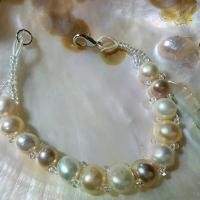 ราคา สร้อยข้อมือไข่มุกแท้ ทรงซาลาเปา มุก3สี ข้อมือ 13-15cm ฟรีกล่องค่ะ (1729680206376831375)