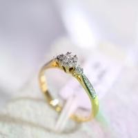 ราคา [DR707] แหวนเดียวประดับเม็ดเดี่ยวบ่าข้างเพชรแท้ ทอง 9K เพชรแท้รวม 0.20 กะรัต 19 เม็ด น้ำหนักทอง 1.71 g. ไซต์พร้อมส่ง #52 เครื่องประดับเพชรแท้ ทองแท้ (1731674518944449766)