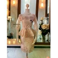 ราคา Chic2Chic ชุดออกงาน เดรสเปิดไหล่ ผ้าไหมเนื้อดี ดูสวยสง่า แถมเข็มขัดโบว์ผ้าเหมือนนางแบบใส่ สีพิงค์โกดล์ ทอง ขาวครีม ราคา 1090 (1731822127729706084)