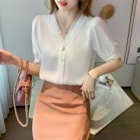 ราคา เสื้อเบลาส์สีขาวสำหรับผู้หญิง แขนสั้น แฟชั่นฤดูร้อน 2025 คอวีลูกไม้ พลัสไซส์ เสื้อชีฟองมีสไตล์ เสื้อ ยืด เอว จั้ม ชุด ไป คาเฟ่ สาว อวบ เสื้อ เชิ้ต แหวก คอบัว ผ้า ไทย ไพลิ (1731296781740705154)