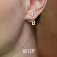 ราคา [พร้อมส่ง] First Light Morning : Letter& Pearl Earrings ต่างหู Alphabet ต่างหูแป้น (1731300126691001977)