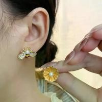 ราคา ต่างหูสตั๊ด ดีไซน์ดอกเดซี่ผึ้ง สร้างสรรค์ พร้อมเคลือบ ดอกผึ้งและไข่มุก ต่างหูเพชร (1732153396286818533)