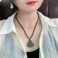 ราคา สร้อยคอจี้พระพุทธรูป สไตล์ใหม่ หินหยกเทียม สำหรับผู้ชายและผู้หญิง จี้พระพุทธรูปสันติภาพไมตรี ธีมเชือกถักสีดำ จี้หยก ของขวัญเครื่องประดับ [COD] (1731752383598921555)