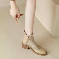 ราคา Dr. Martens - รองเท้าบูทตาข่ายฤดูร้อน หนังนิ่มแท้กลวง ส้นหนา รองเท้าบูทหุ้มข้อเชลซี รองเท้าบูทฤดูใบไม้ผลิและฤดูใบไม้ร่วงของผู้หญิง ส้นกลาง นิ้วเท้ากลม (1729781930767452224)