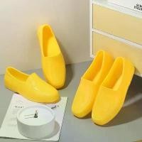 ราคา รองเท้าบูทกันฝนยาง, รองเท้าบูทผู้ชายกันน้ำ, สีเหลือง, เหมาะสำหรับทำงานและห้องครัว, สถานที่ก่อสร้าง, กันลื่น, รองเท้าส้นแบน, ปี 2025 dr martens 1461 รองเท้า ลุย ป่า adilette 22 (1731853928176977398)