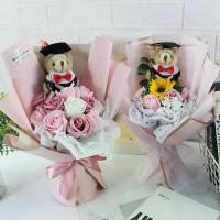 ราคา ช่อดอกไม้หมีกุหลาบ มาใหม่ ดีไซน์การ์ตูนหมีน่ารัก Dr. ช่อดอกไม้สบู่หมี ธีมปาร์ตี้วันเกิด ตกแต่งช่อดอกไม้สัตว์ (1731918581362821887)