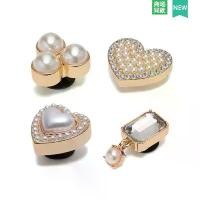 ราคา เสน่ห์รองเท้า Crocs, ตกแต่งมุกสีขาว, หัวเข็มขัด, อุปกรณ์เสริม DIY Carluo Chi, เข้ากันได้กับ Crocs, อุปกรณ์โลหะ, Zhibixing, เปิดตัวในปี 2025 (1732233129892874398)