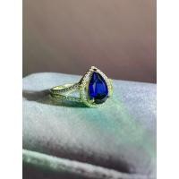 ราคา แหวนไพลินแท้แล็บโกรน (Lab Grown Blue Sapphire) 2.29 กะรัต จาก Impimo Thailand รูปทรงแบบ Pear Shape (ทรงลูกแพร์) ล้อมด้วยเพชร CZ เกรด 5A ชูบนตัวเรือนเงินแท้ 925 มาพร้อมสี White Go (1731400675867134048)