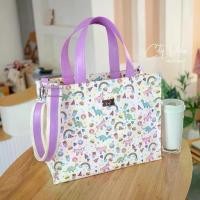 ราคา KEPT [L Plus] กระเป๋าถือ ผ้าเคลือบกันน้ำขนาด L “plus” รุ่นcity vibe (10ช่อง มีซิป 2สาย) ลายUnidino สายสีม่วง Cute Puple (1729647270888573301)