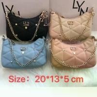 ราคา กระเป๋าสะพายข้างทรงพอช LYN ขนาด 8 นิ้ว 20x13x5 cm. มี 2 สาย กระเป๋าประดับหมุดหน้าโซ่ มาใหม่สียีนส์ รุ่นนี้ขายดี พร้อมส่ง (1731987388985148922)