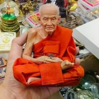 ราคา หลวงปู่ทวด หน้าตัก 5 นิ้ว งานไฟเบอร์หุ่นขี้ผึ้งห่มจีวร ของสะสม (1731930404862920123)