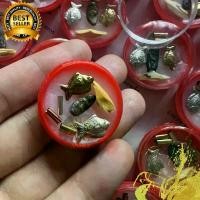 ราคา สีผึ้ง ตะกรุด สาริกาลิ้นทอง ปลาตะเพียนคู่ ผ่านการปลุกเสกแล้ว พูดเป็นเงินเป็นทอง ค้าขายดี เสริมเมตตา เสน่ห์ คนรักใคร่ (ราคา 1 ตลับ) (1731387754842260557)