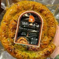 ราคา ไส้อั่วดีเฮ้าส์ เราใช้วัตถุดิบสดใหม่ทุกวัน… คลุกเคล้าสมุนไพรไทยหอม ๆ กับเนื้อหมูอย่างดี ทุกขั้นตอนทำมือ ยัดไส้เองทีละชิ้น แล้วย่างด้วยไฟอ่อนจนหอมฉุย… กรอบนอก นุ่มใน เสิร์ฟพร้อมน้ (1731320654935262985)