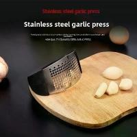 ราคา ที่กดกระเทียม ทำจากสแตนเลส มืออาชีพ พร้อมที่จับพลาสติก เหมาะสำหรับการบดกระเทียมในครัวเรือน อุปกรณ์ทำอาหาร กระเทียมมหัศจรรย์ สไตล์ดาราอินเทอร์เน็ต ที่กดกระเทียมทรงโค้ง (1731626502194824207)