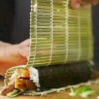 ราคา เสื่อม้วนริบบิ้นพลาสติกไผ่ซูชิ, เครื่องมือทำซูชิ, มือกระเทียมม้วน, อุปกรณ์ครัว, อุปกรณ์ทำอาหาร, เครื่องมือทำซูชิไม้ไผ่, 1 ชิ้น (1732229060168289275)