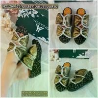 ราคา (สินค้า Pre-Order 10 วัน) รองเท้าส้นเตารีดขนาดความสูง 2 นิ้ว หน้าโบว์ประดับเพชรแบบสวม (1731399271874004352)