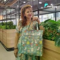 ราคา แนะนำ แนะนำ กระเป๋าทรงถุง กระเป๋าถือ 3 ซิป ไซส์จัมโบ้ 4.7*13.3*14.9 นิ้ว (หูหิ้วสูง 7 นิ้ว) ใส่โฉนดที่ดินได้ กันน้ำ หิ้วหนัก ซักได้ กระเป๋าเคลือบ PVC พลาสติกTikTok (1731946161061397900)