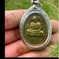 ราคา หลวงปู่ทิม อิสริโก (เนื้อทองเหลืองเลี่ยมกรอบ)อายุ 95ปี ที่ระลึกสร้างศาลาการเปรียญ วัด ละหารไร่ ระยอง พ.ศ.2517 (1731070718504897498)