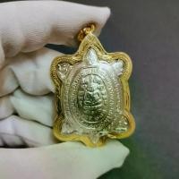 ราคา จี้พญาเต่าเรือน หลวงปู่หลิว วัดไร่แตงทอง จ.นครปฐม เจ้าตำรับ ‘เหรียญพญาเต่าเรือน’ อันเลื่องชื่อ (1729863805531884534)
