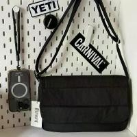 ราคา พร้อมส่ง (พร้อมส่ง) fitment crossbody bag กระเป๋าผู้ชาย กระเป๋าผ้า ใส่ไอแพดได้ (1731318781526312887)