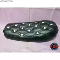 ราคา แนะนำ #เบาะรถมอเตอร์ไซค์ สีดำข้าวหลามหมุดขาว สำหรับ YAMAHA SR400 SR500 // “Black” Seat (1732178356885226610)