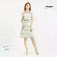 ราคา Jousse Slim lace dress with a-line skirt and black satin pipping decoration เดรสลูกไม้ตัดต่อเอว ทรงเข้ารูป ท่อนล่างทรงเอบาน ตกแต่งกุ๊นแทบสีดำผ้าซาติน JV1DPI (1731109325775735088)