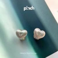 ราคา ♩Pinch Metallic Stud Earrings ต่างหูเมทัลลิครูปหัวใจ เงินแท้ silver 925※ (1732146546278565771)