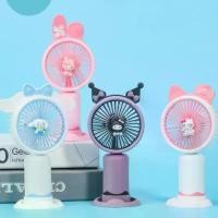 ราคา COD พร้อมส่ง พัดลมมือถือ พกพา ชาร์จ USB Mini fan พัดลม ตั้งโต๊ะได้ ลายการ์ตูน Sanrio T206 (1731665529778636300)