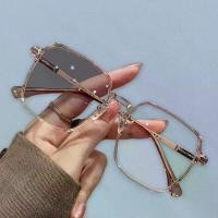 ราคา แว่นตาอ่านหนังสือ เปลี่ยนสีอัตโนมัติ สำหรับผู้หญิง กรอบทันสมัยและสง่างาม ชา Chrome Heart square fashion glasses แว่นสายตาสั้น กรองแสงสีฟ้า ทรงกรอบเหลี่ยมนักบิน ผู้หญิง (1731843837130147697)