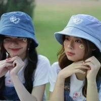 ราคา Daisy Bucket Hat - หมวกบักเก็ตยีนส์ปักลายดอกเดซี่ (1731698230713353724)