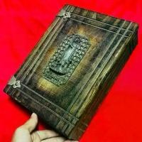 ราคา หีบไม้ พระแม่มารีย์ God Blessour Home ตู้ไม้ ทรงหนังสือ สไตล์ อังกฤษ งานเก่านอก  ด้านหน้า ฝัง โลโก้ พระแม่มารีย์ มารดา พระเยซู ผู้มีหัวใจ เปี่ยมด้วย ความรัก (1731763274763700127)