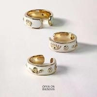 ราคา [Open on Museum] Three of Luck Ring แหวนเงินแท้ เทคนิคลงยารอบวง ประดับด้วยพลอย (1730065252242720912)