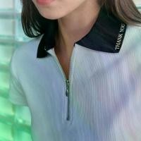 ราคา TY Emmy Polo Shirt เสื้อโปโลสีขาวคอปกสีดำ แขนสั้น มีซิปหน้า ดีไซน์ทันสมัยและเรียบง่าย ปกเสื้อสีดำเพิ่มความโดดเด่นให้กับเสื้อ ใส่สบาย (1730621875464276603)