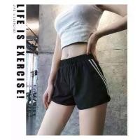 ราคา T702 กางเกงขาสั้นออกกำลังกาย เนื้อผ้าร่มสีพื้นขาวดำตัดแถบสลับสีด้านข้าง มีซับในด้านใน ระบายเหงื่อดีแห้งง่ายกางเกงขาสั้น shorts (1732192303147092915)