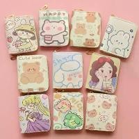 ราคา กระเป๋าสตางค์นักเรียนการ์ตูน แฟชั่นใหม่ ดีไซน์หมีน้อยน่ารัก ปิดซิป กระเป๋าสตางค์ผู้หญิงแบบสั้น กระเป๋าใส่เหรียญ shoulder bag กระเป๋า ปลา stand oil ဆ ာ လ ာ အ ိ တ ် tren (1732187722942351256)