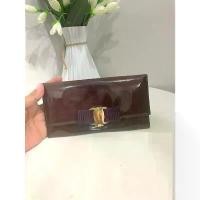 ราคา Walletกระเป๋ามือสอง แบรนด์ Ferragamo ม่วง ขายดีประจำเดือนนี้ (1731324686823622431)